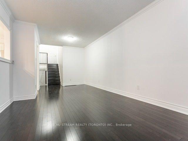 Photo 3 of 8 Peachtree Place, Vaughan, Glen Shields — HOMEH