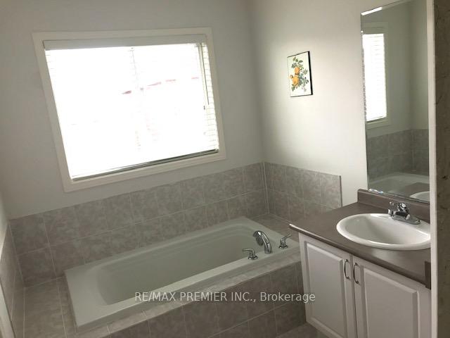 Photo 10 of 61 Manordale Crescent, Vaughan, Vellore Village — HOMEH