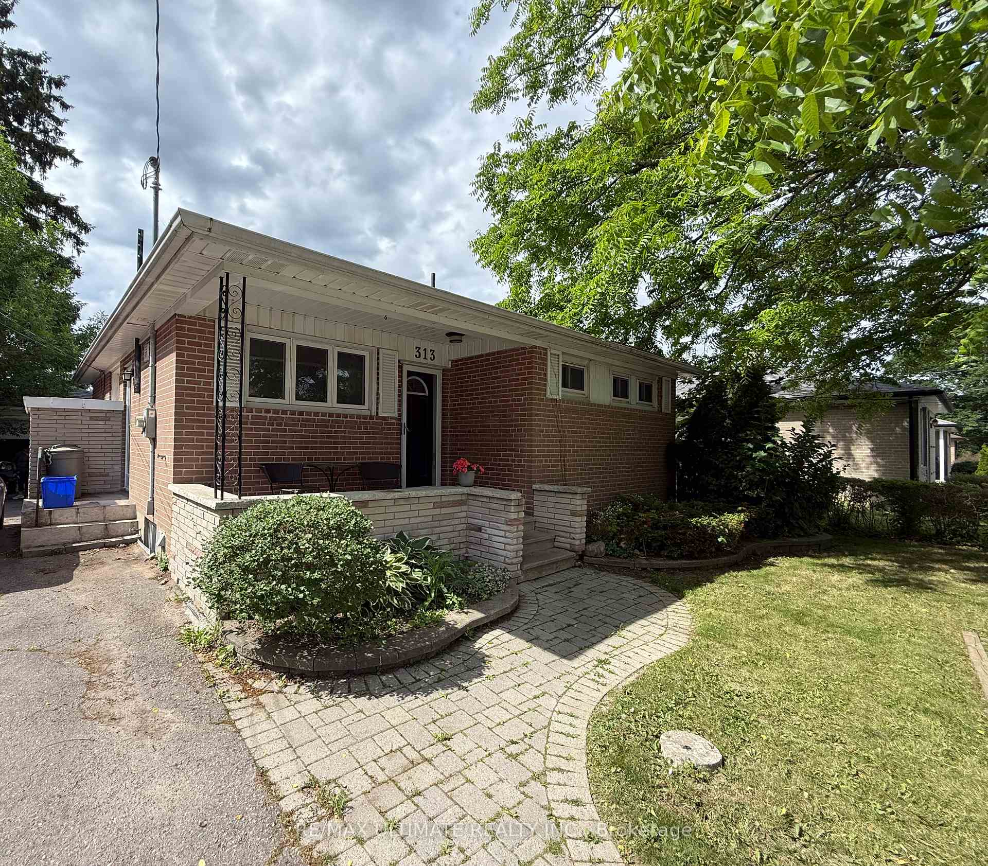 Front of 313 Rossland Road W
