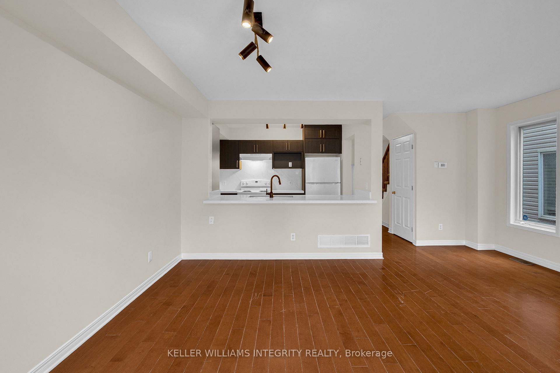 Photo 6 of 11 San Remo Private, Ottawa, Riverview Park — HOMEH