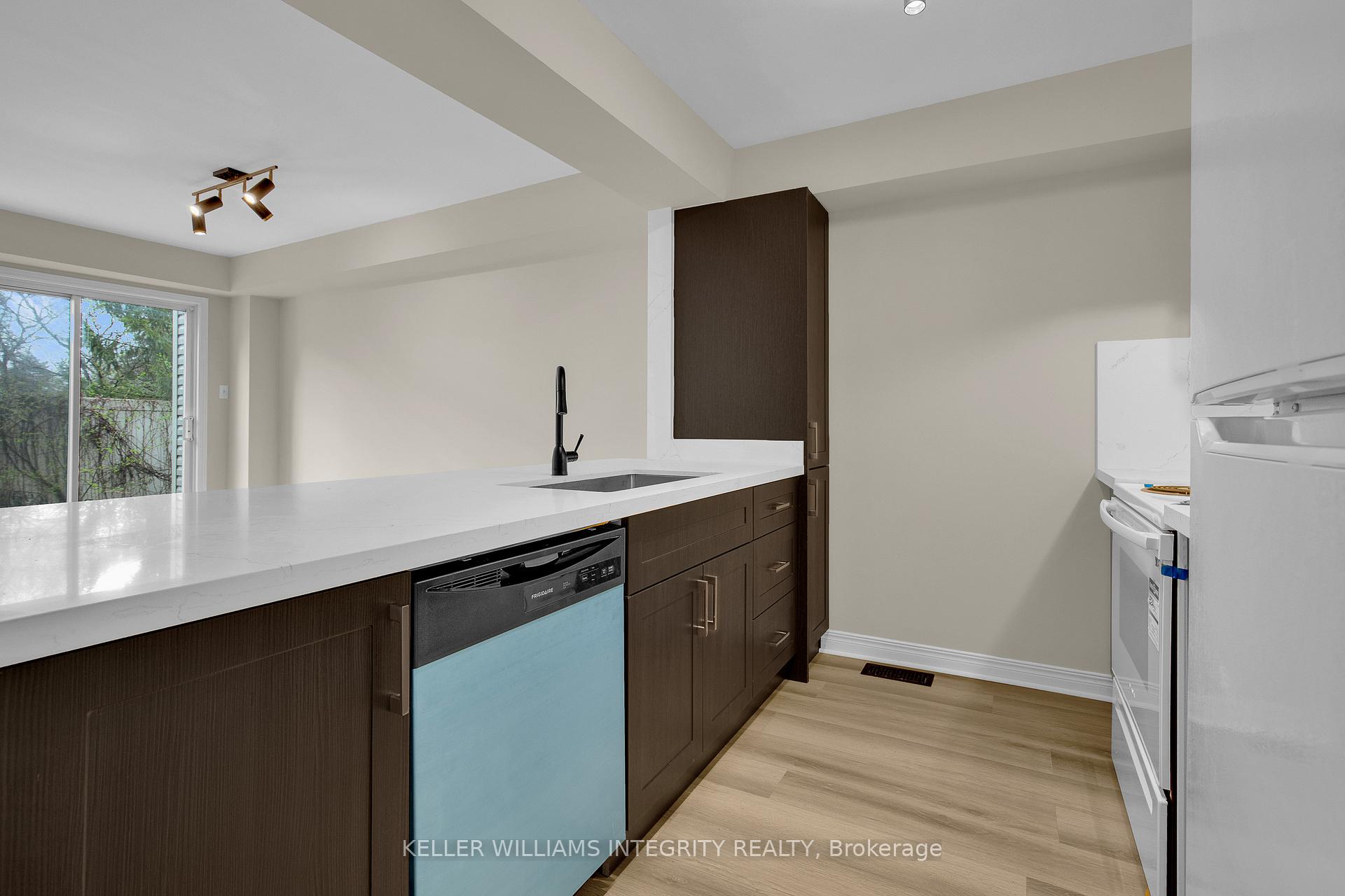 Photo 8 of 11 San Remo Private, Ottawa, Riverview Park — HOMEH