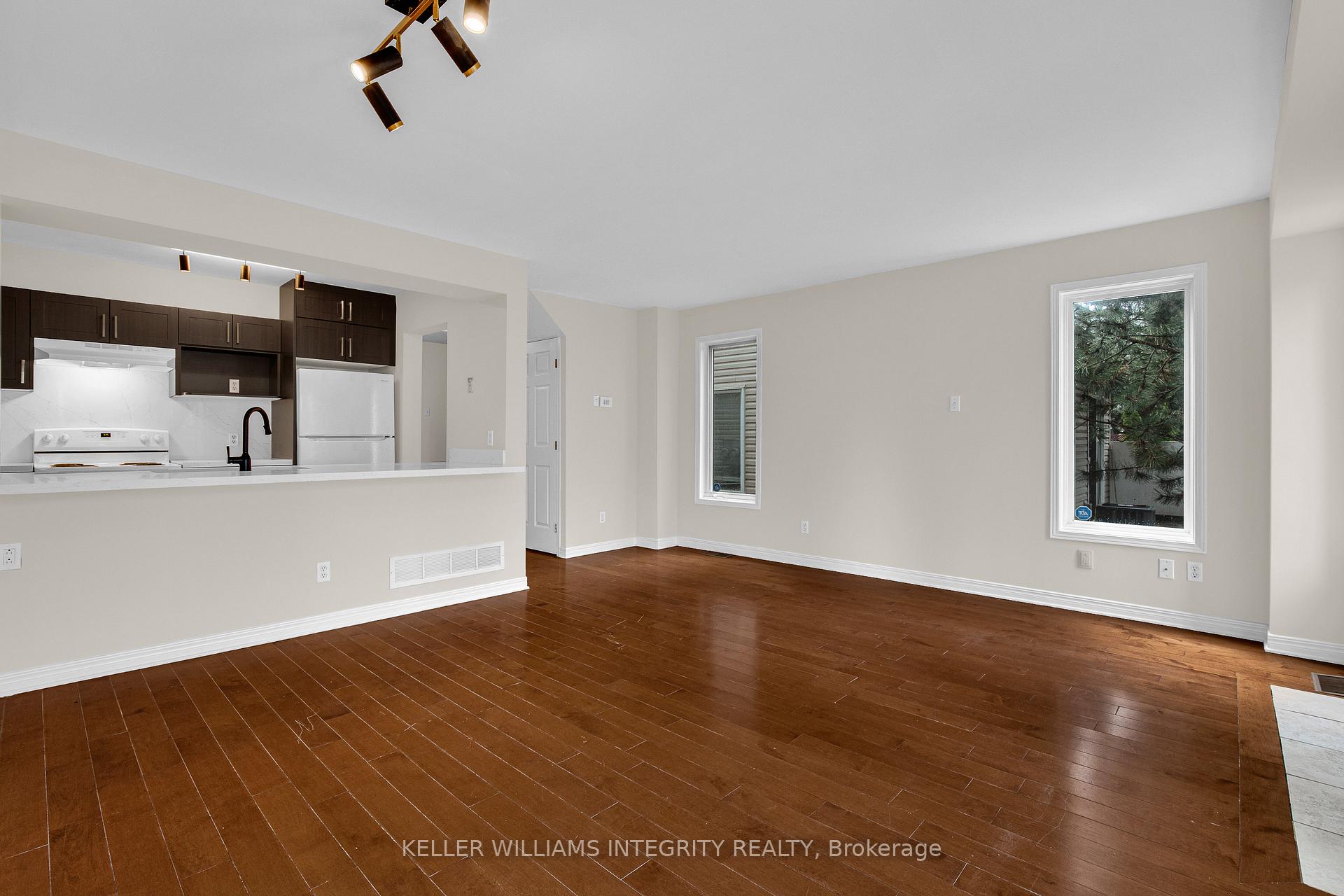 Photo 15 of 11 San Remo Private, Ottawa, Riverview Park — HOMEH