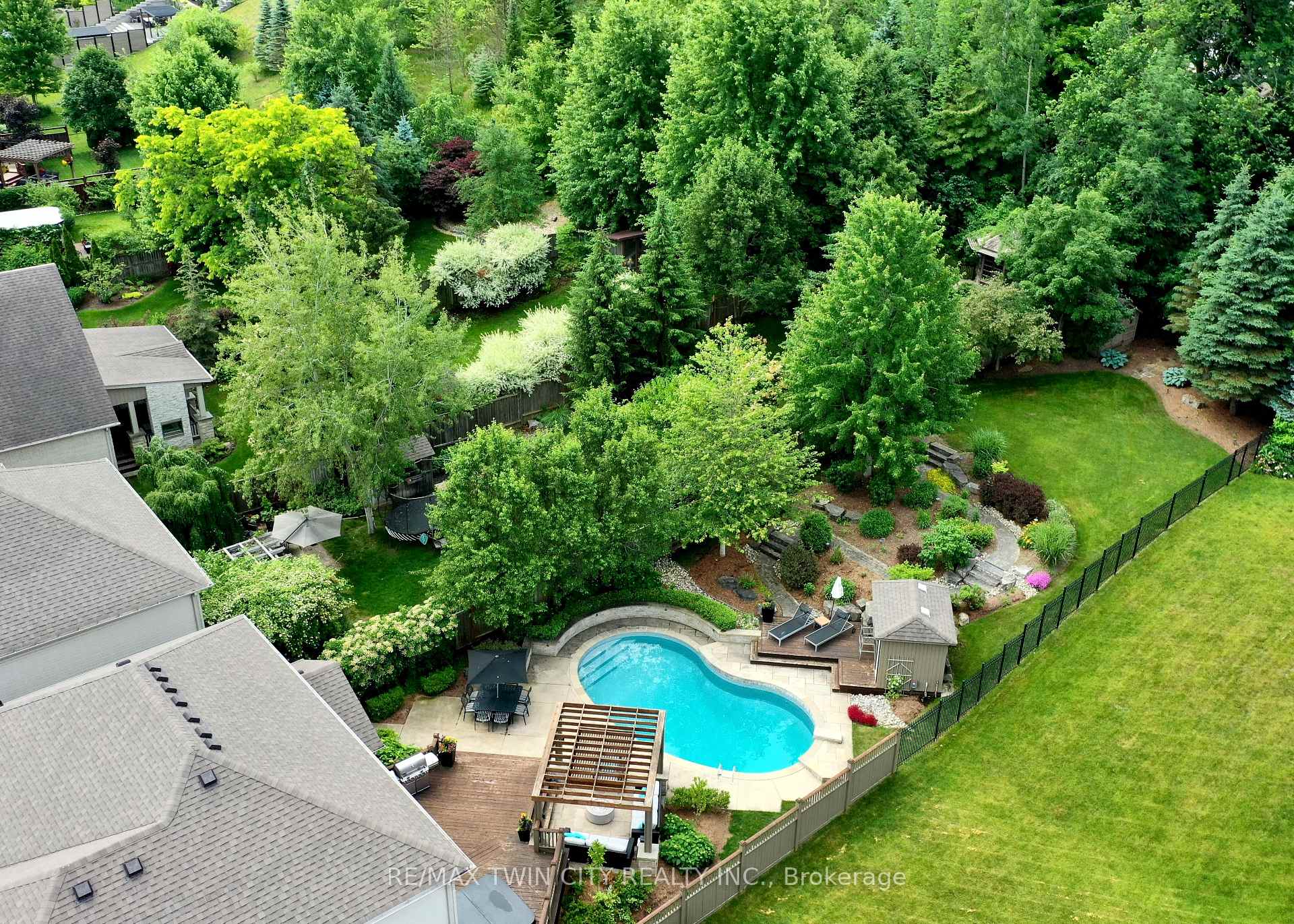 Photo 2 of 847 Creekside Drive, Waterloo — HOMEH