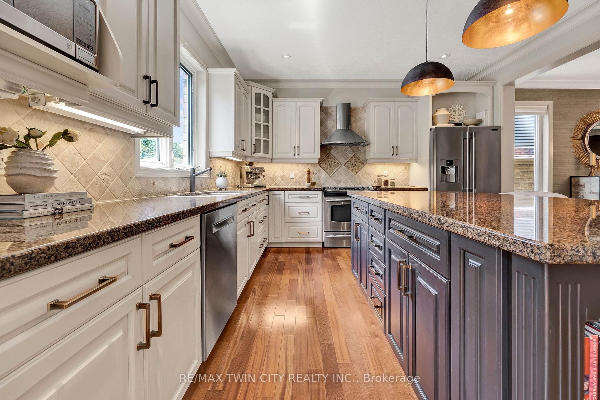 Photo 10 of 847 Creekside Drive, Waterloo — HOMEH
