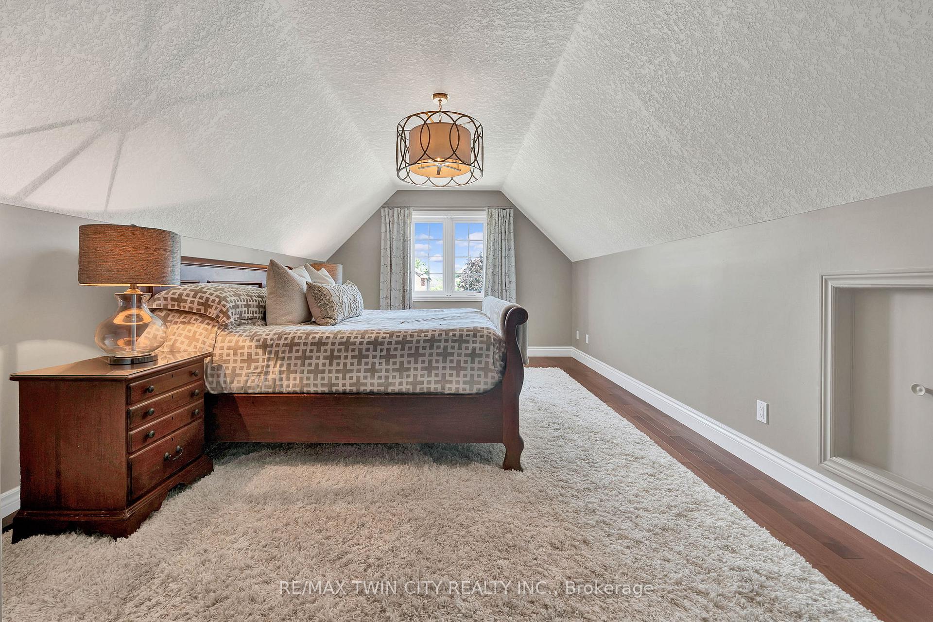 Photo 21 of 847 Creekside Drive, Waterloo — HOMEH