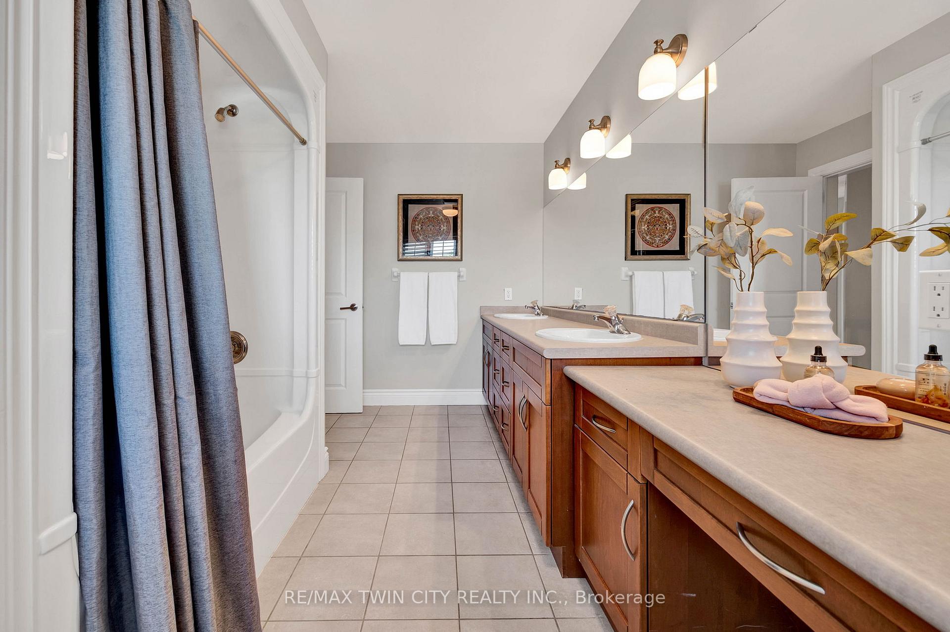 Photo 23 of 847 Creekside Drive, Waterloo — HOMEH