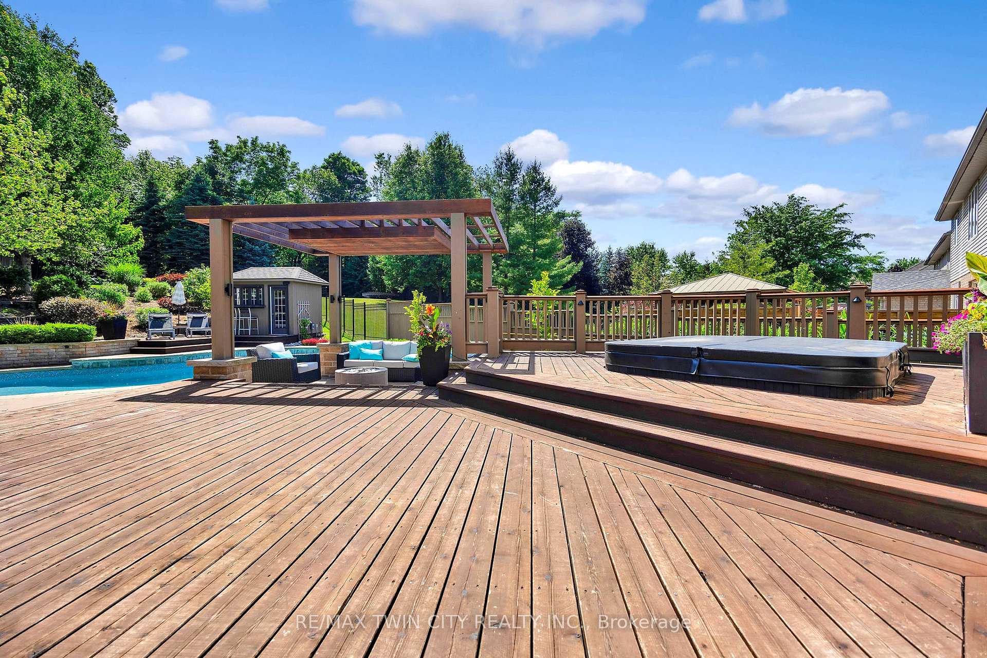 Photo 33 of 847 Creekside Drive, Waterloo — HOMEH