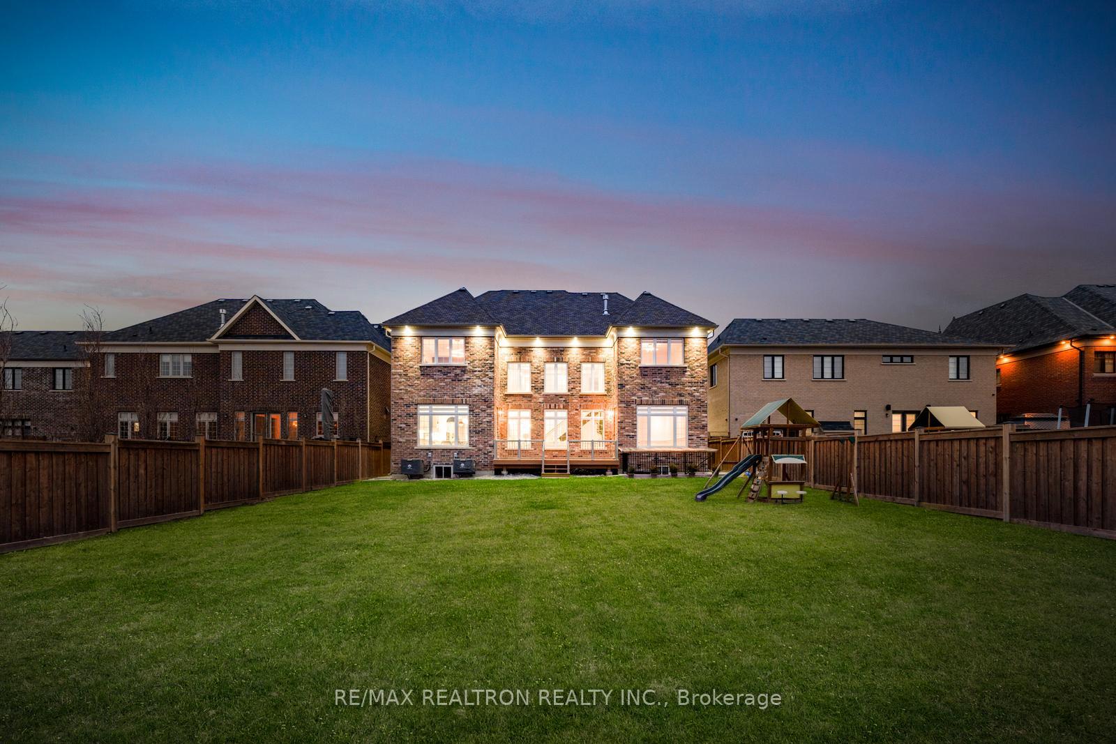 Photo 4 of 62 Endless Circle, Vaughan, Kleinburg — HOMEH