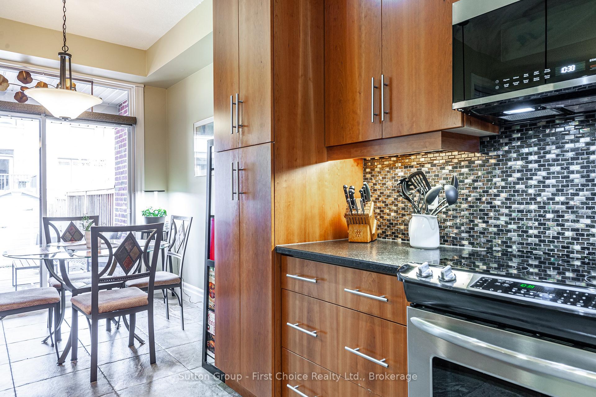 Photo 10 of 138 Oak Park Drive, Waterloo — HOMEH