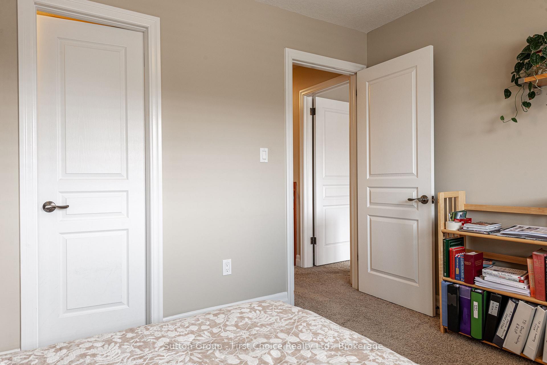 Photo 20 of 138 Oak Park Drive, Waterloo — HOMEH