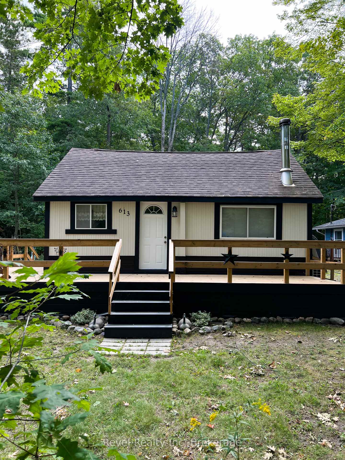 Photo 2 of 613 Oxbow Park Drive, Wasaga Beach — HOMEH