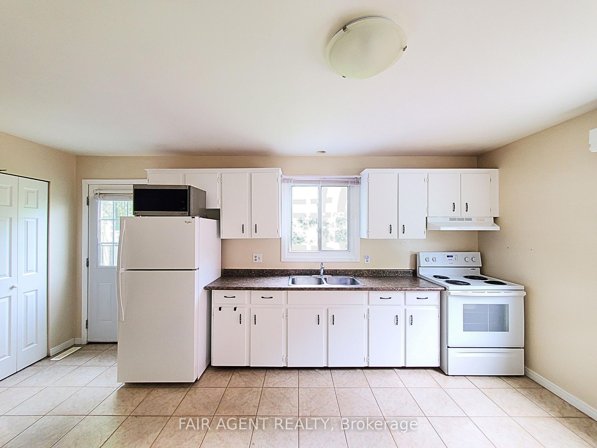Photo 5 of Unit Unit B, 114 Lillian Drive, Waterloo — HOMEH