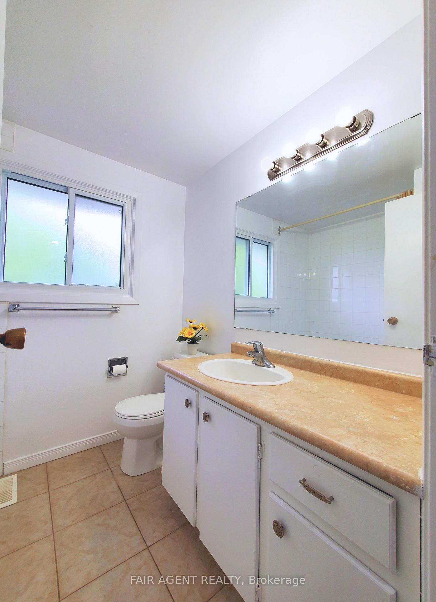 Photo 24 of Unit Unit B, 114 Lillian Drive, Waterloo — HOMEH