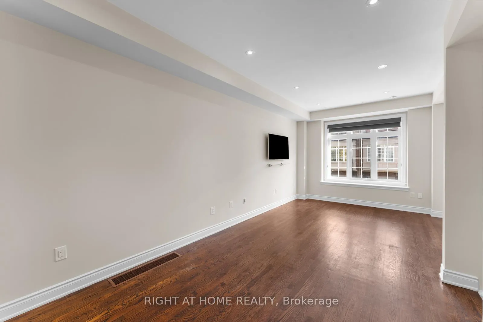 Photo 5 of 18 Isaac Devins Avenue, Vaughan, East Woodbridge — HOMEH