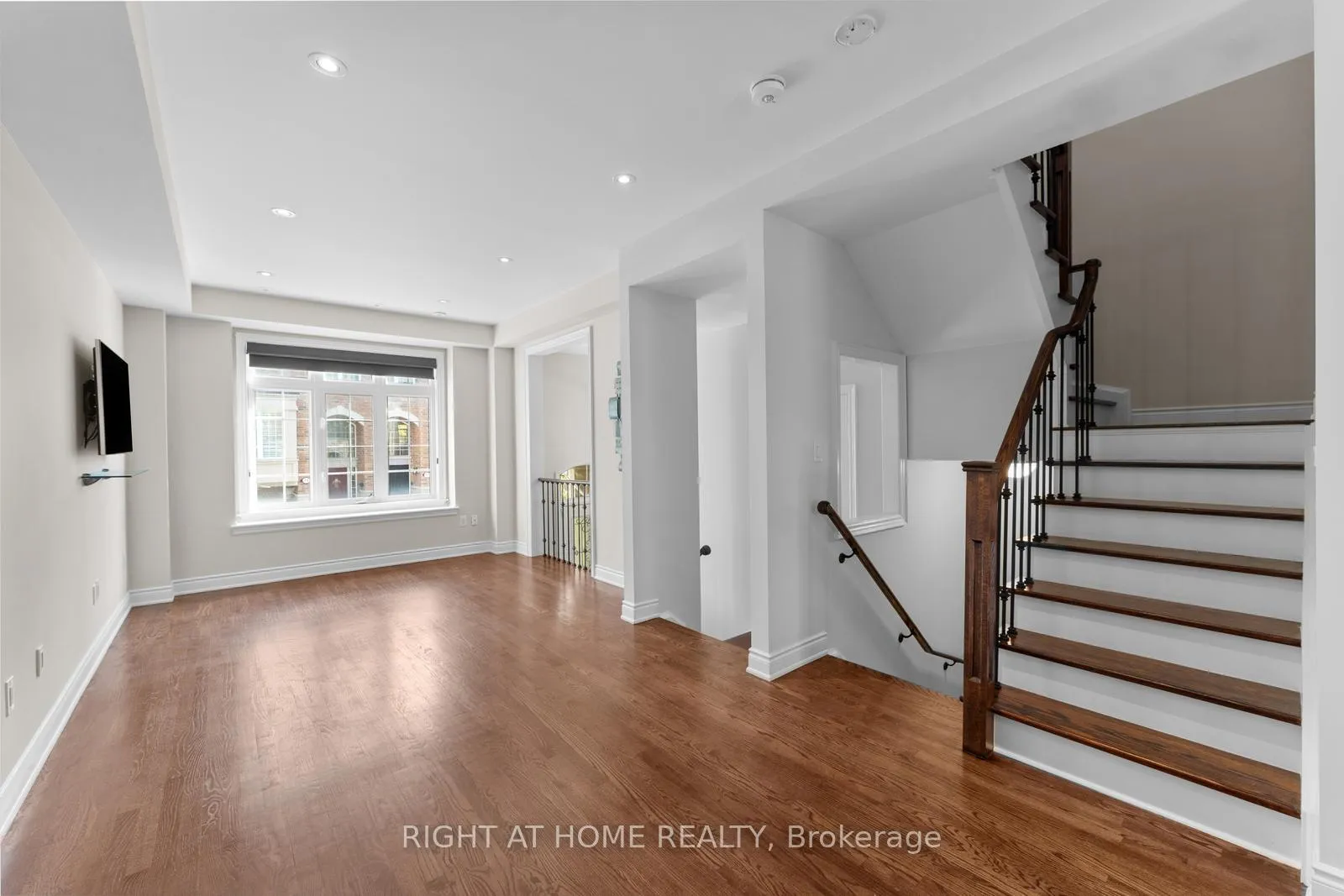 Photo 6 of 18 Isaac Devins Avenue, Vaughan, East Woodbridge — HOMEH