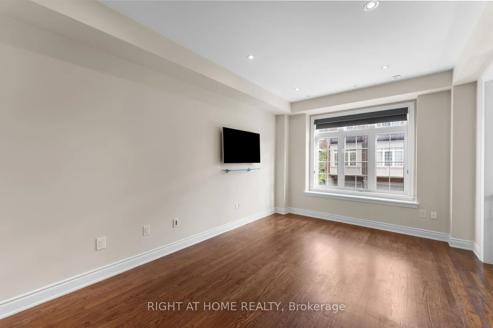 Photo 7 of 18 Isaac Devins Avenue, Vaughan, East Woodbridge — HOMEH