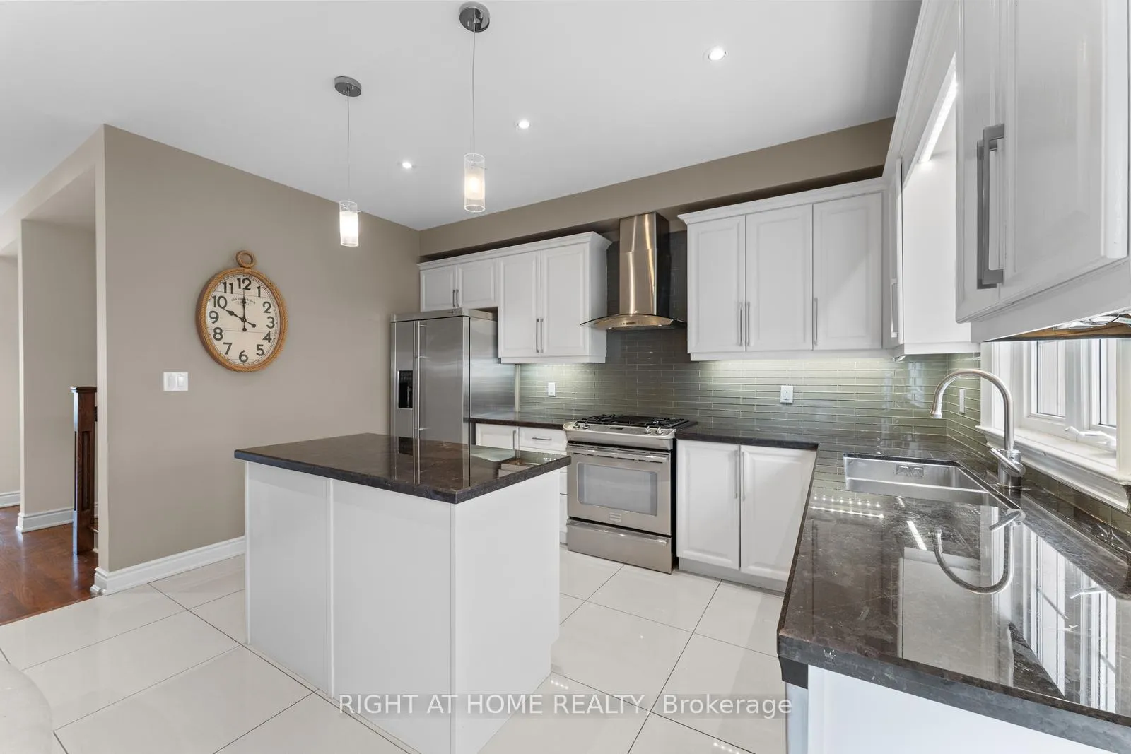 Photo 13 of 18 Isaac Devins Avenue, Vaughan, East Woodbridge — HOMEH