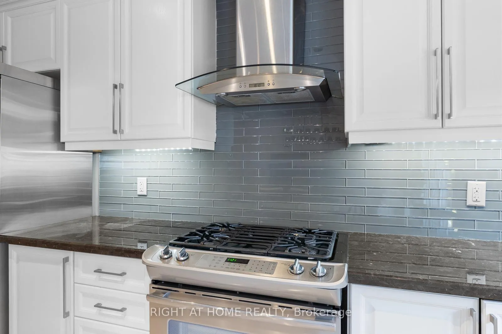 Photo 16 of 18 Isaac Devins Avenue, Vaughan, East Woodbridge — HOMEH