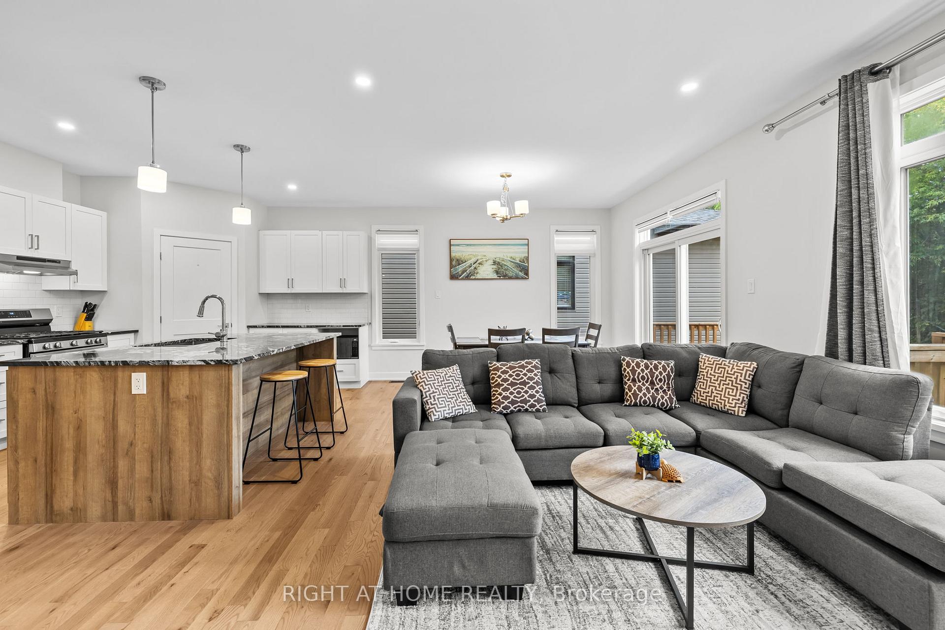 Photo 5 of 47 Mac Beattie Drive, Arnprior — HOMEH