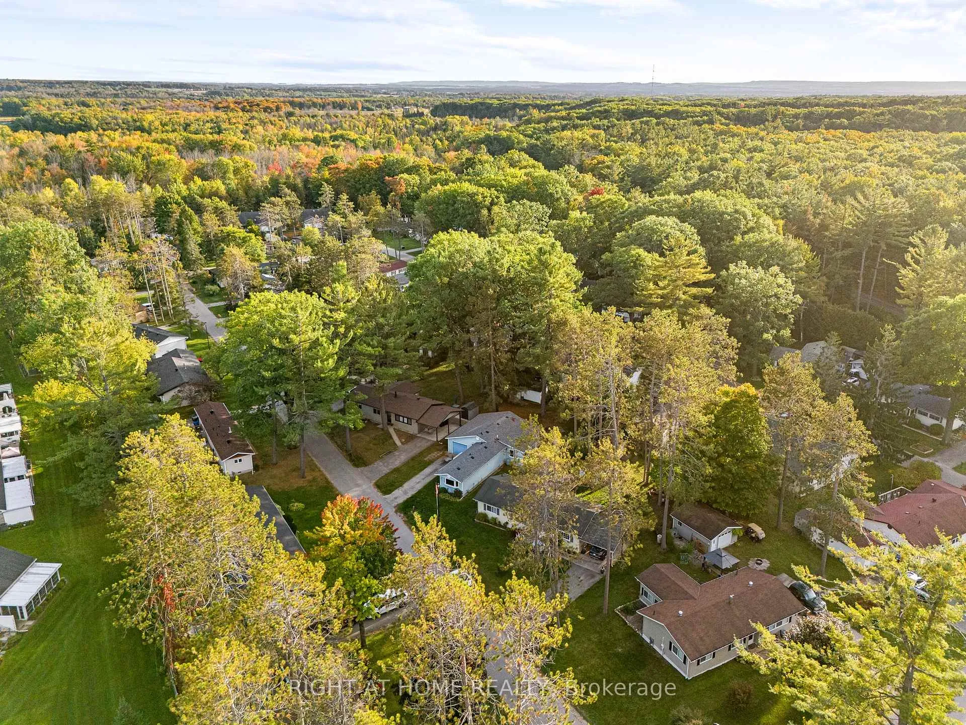 Photo 4 of 3 Carruthers Street S, Wasaga Beach — HOMEH