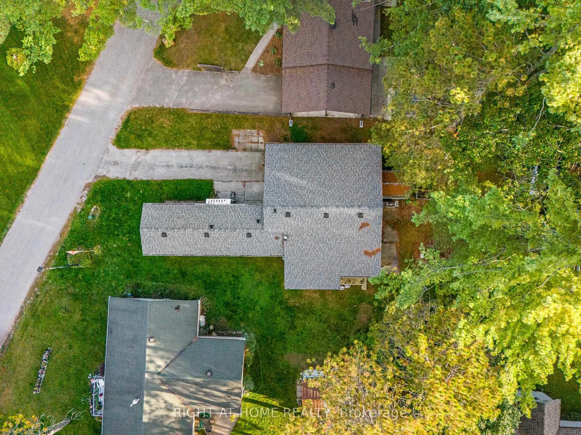 Photo 5 of 3 Carruthers Street S, Wasaga Beach — HOMEH