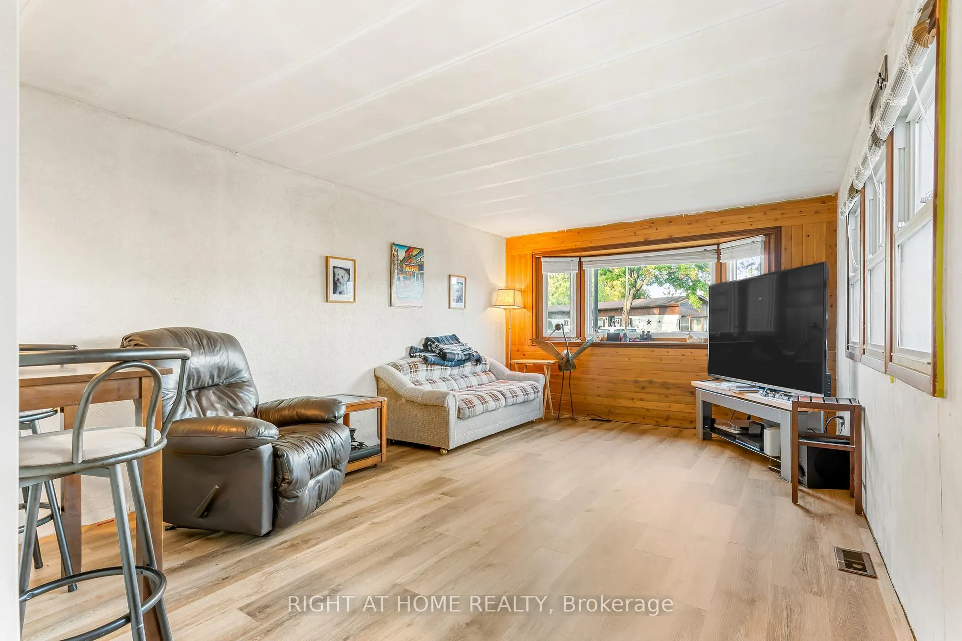 Photo 6 of 3 Carruthers Street S, Wasaga Beach — HOMEH