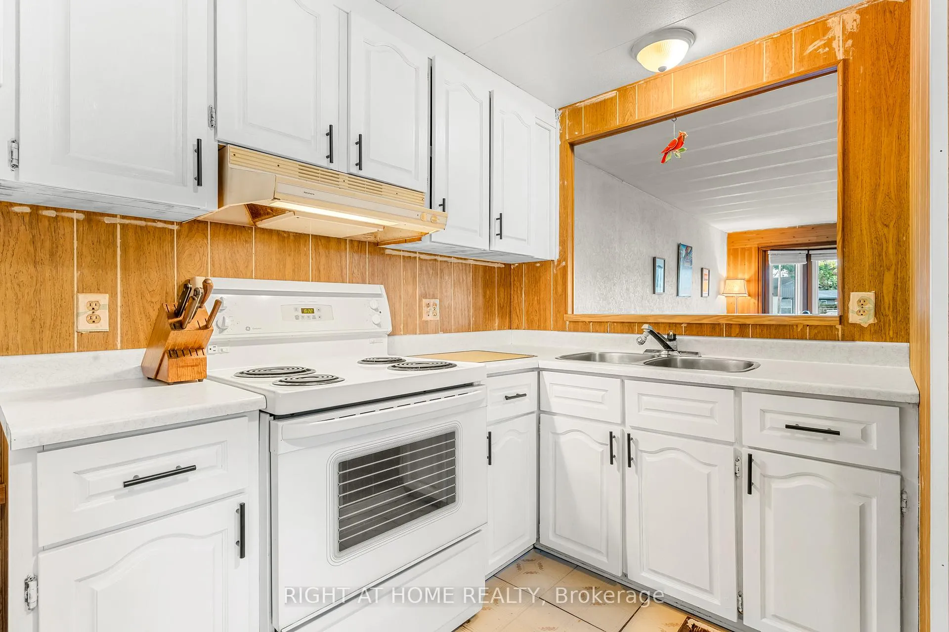Photo 8 of 3 Carruthers Street S, Wasaga Beach — HOMEH
