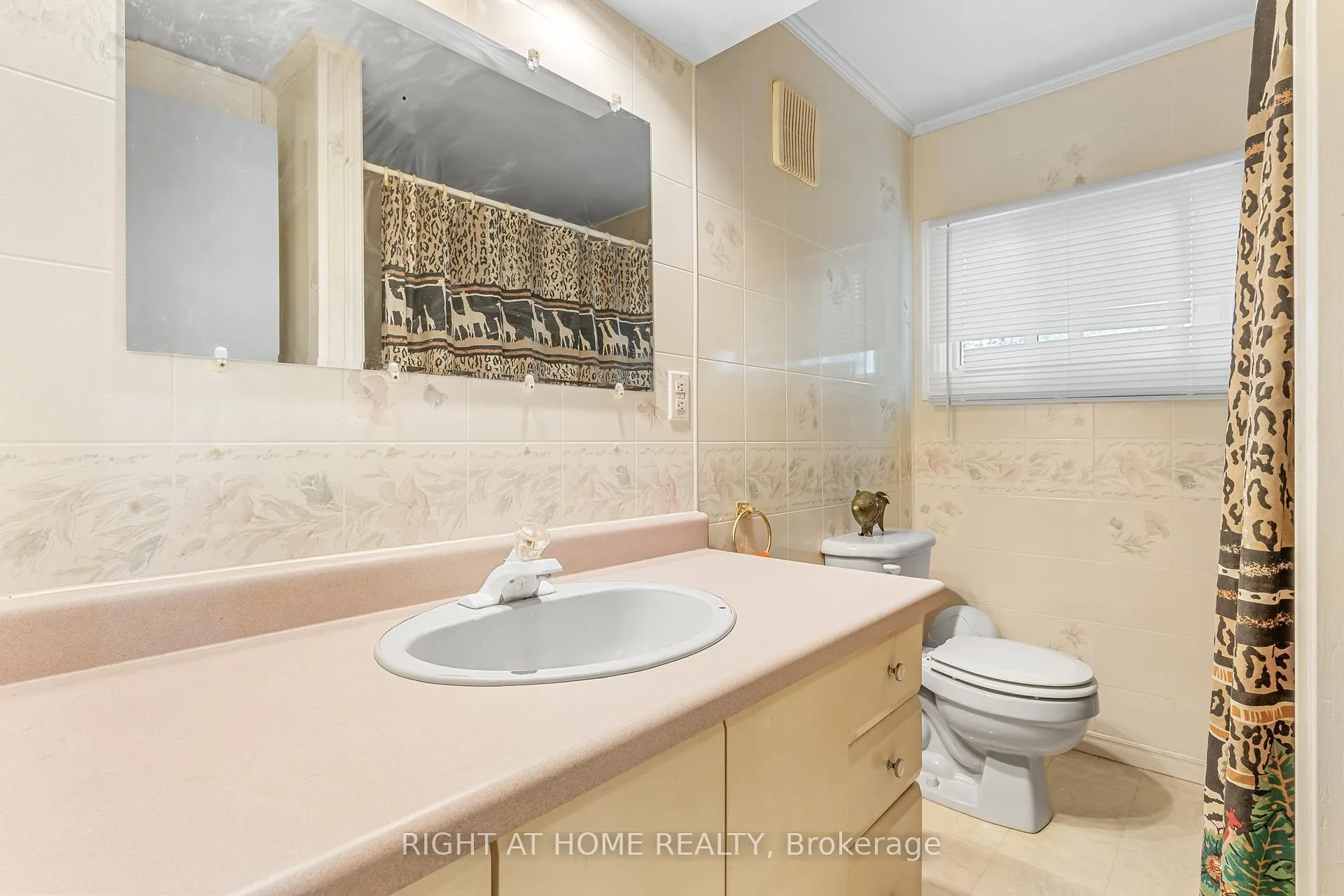 Photo 11 of 3 Carruthers Street S, Wasaga Beach — HOMEH