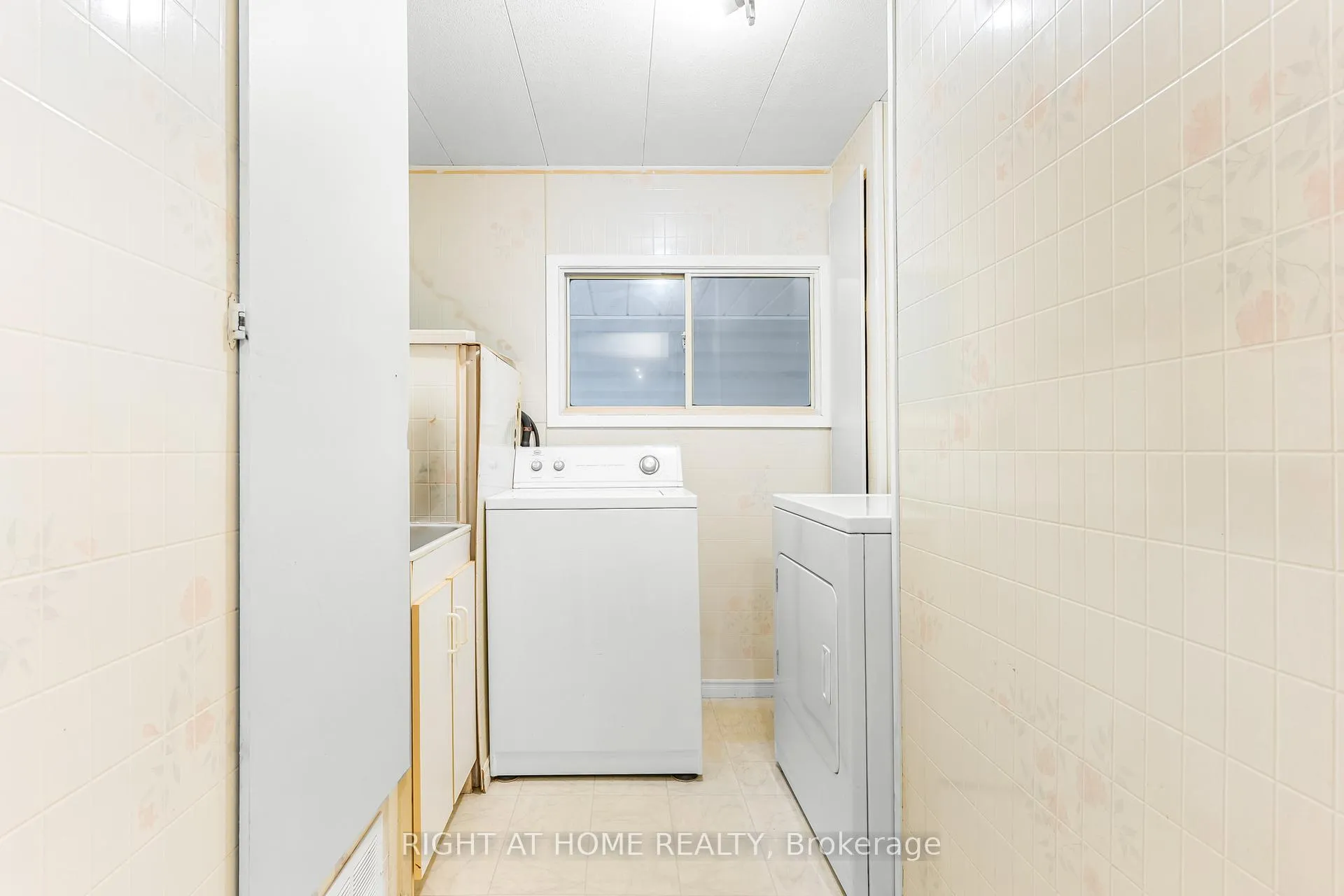 Photo 16 of 3 Carruthers Street S, Wasaga Beach — HOMEH