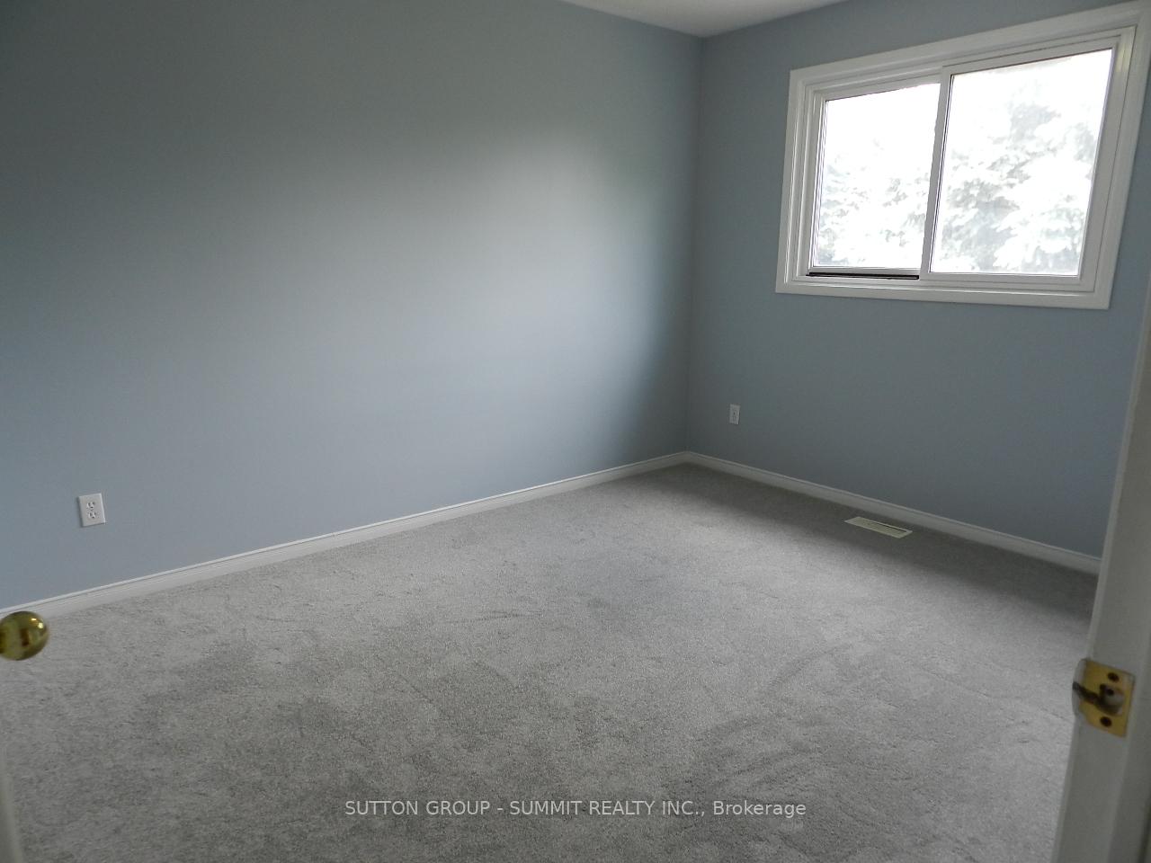 Photo 10 of 20 Dehart Drive, Whitby, Rolling Acres — HOMEH