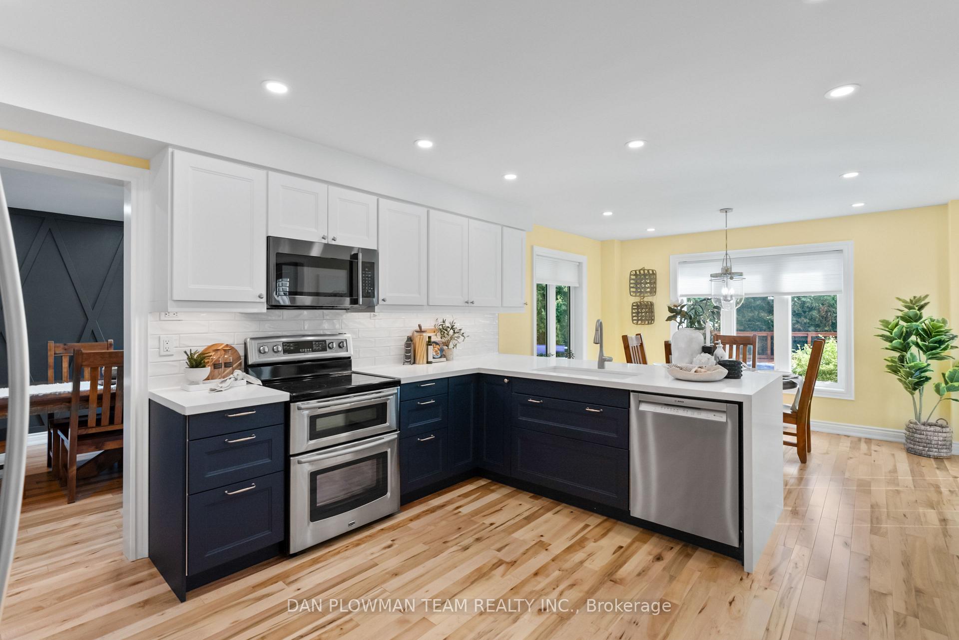 Photo 9 of 18 Headlands Crescent, Whitby, Rolling Acres — HOMEH