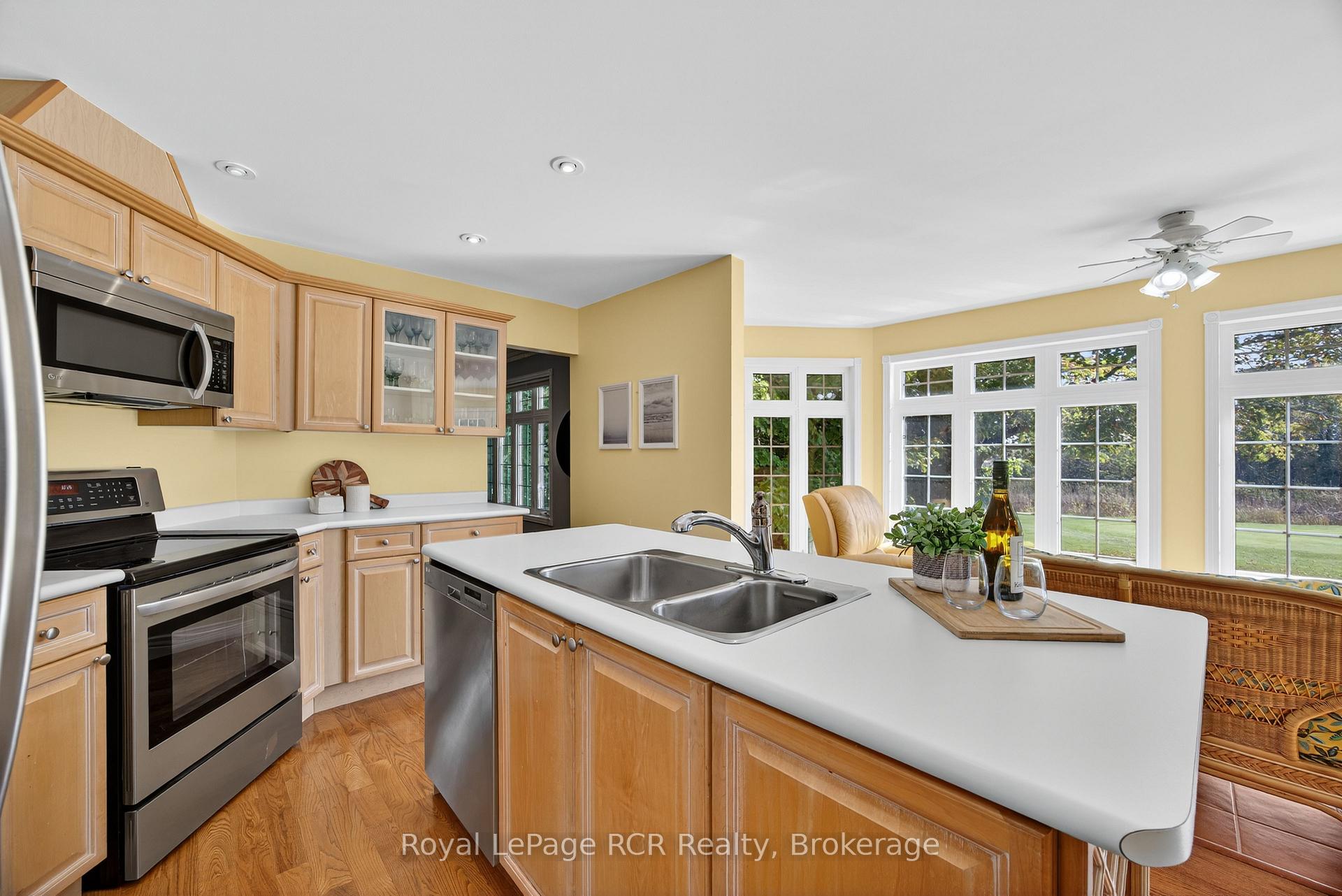 Photo 6 of 68 Fairway Crescent, Wasaga Beach — HOMEH