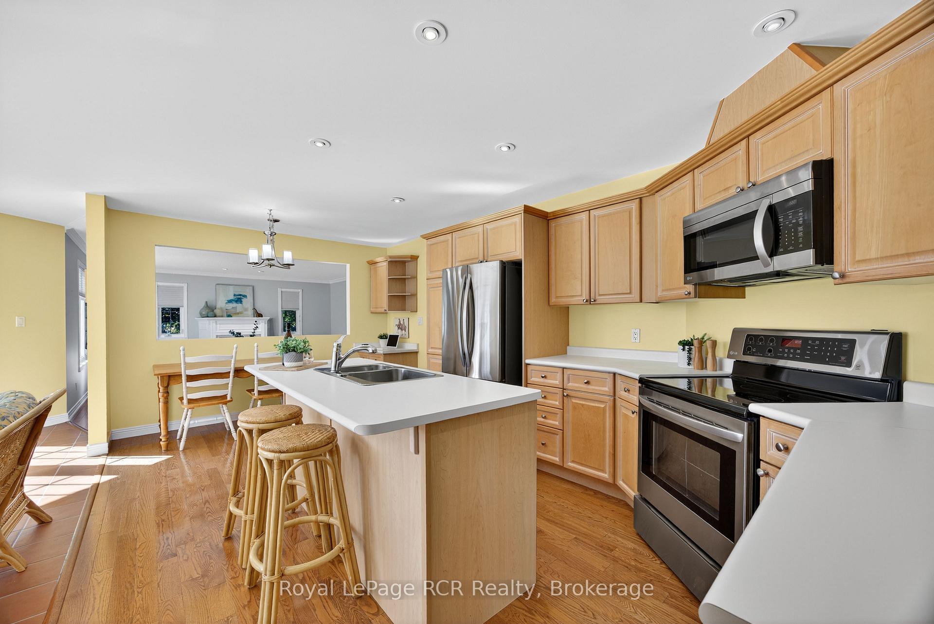 Photo 7 of 68 Fairway Crescent, Wasaga Beach — HOMEH
