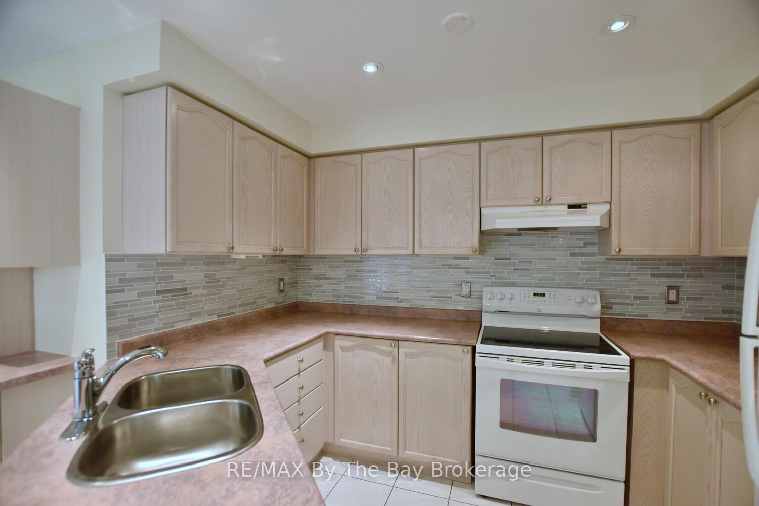 Photo 11 of 38 Timberland Crescent, Wasaga Beach — HOMEH