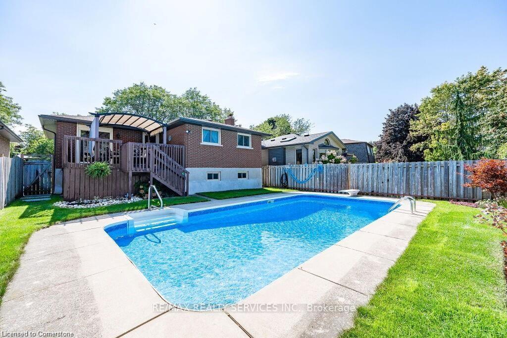 Front of 364 Roselawn Place SE