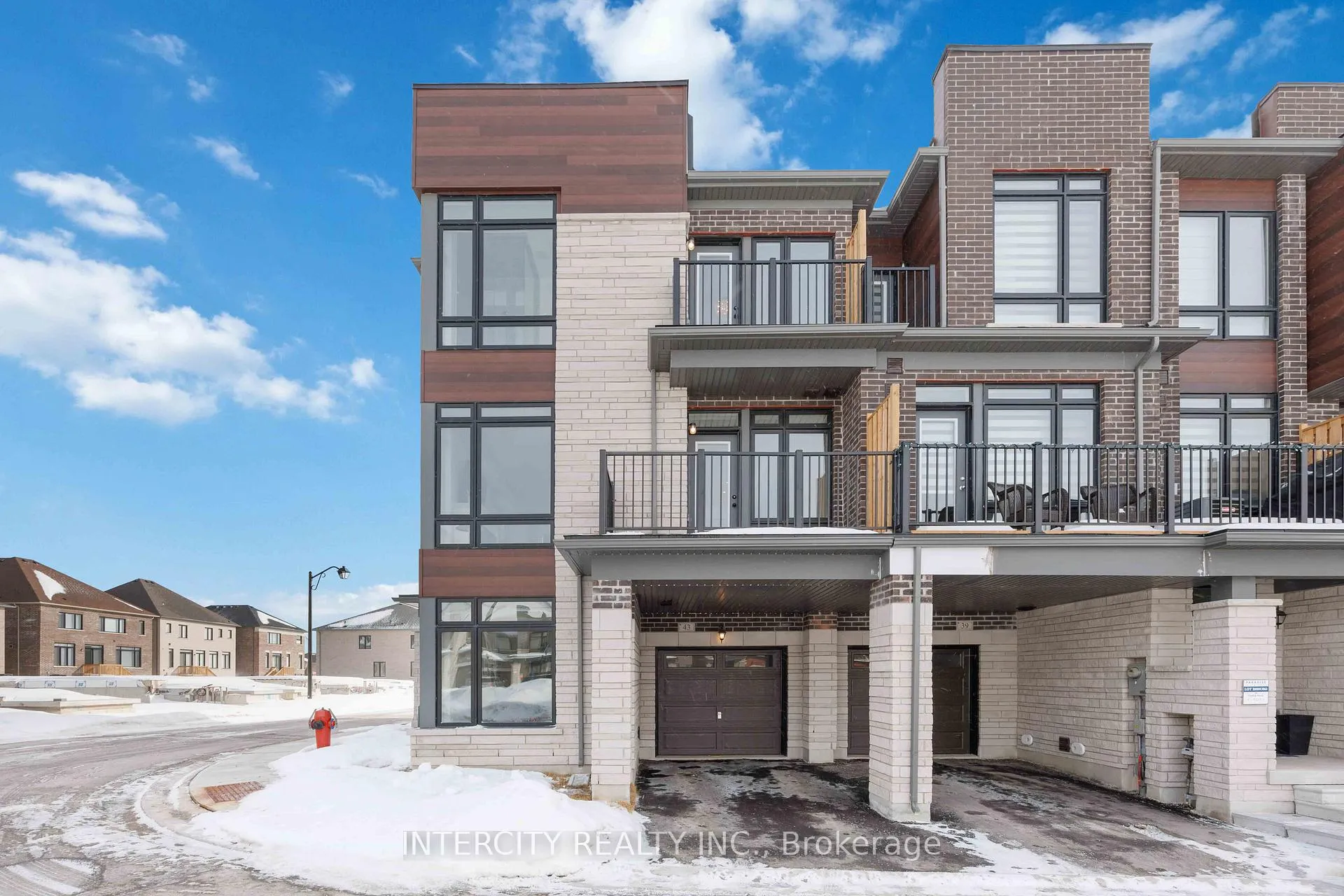 Photo 5 of 43 Griffith Street, Aurora, Bayview Northeast — HOMEH