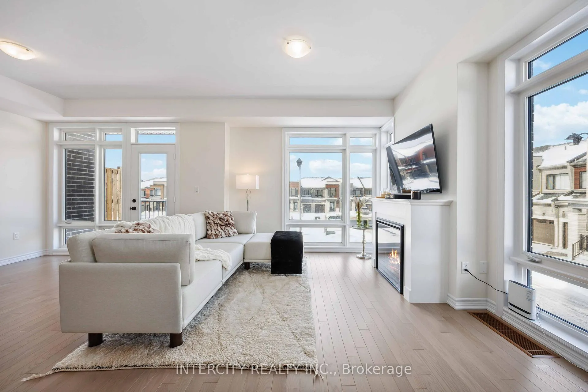 Photo 9 of 43 Griffith Street, Aurora, Bayview Northeast — HOMEH