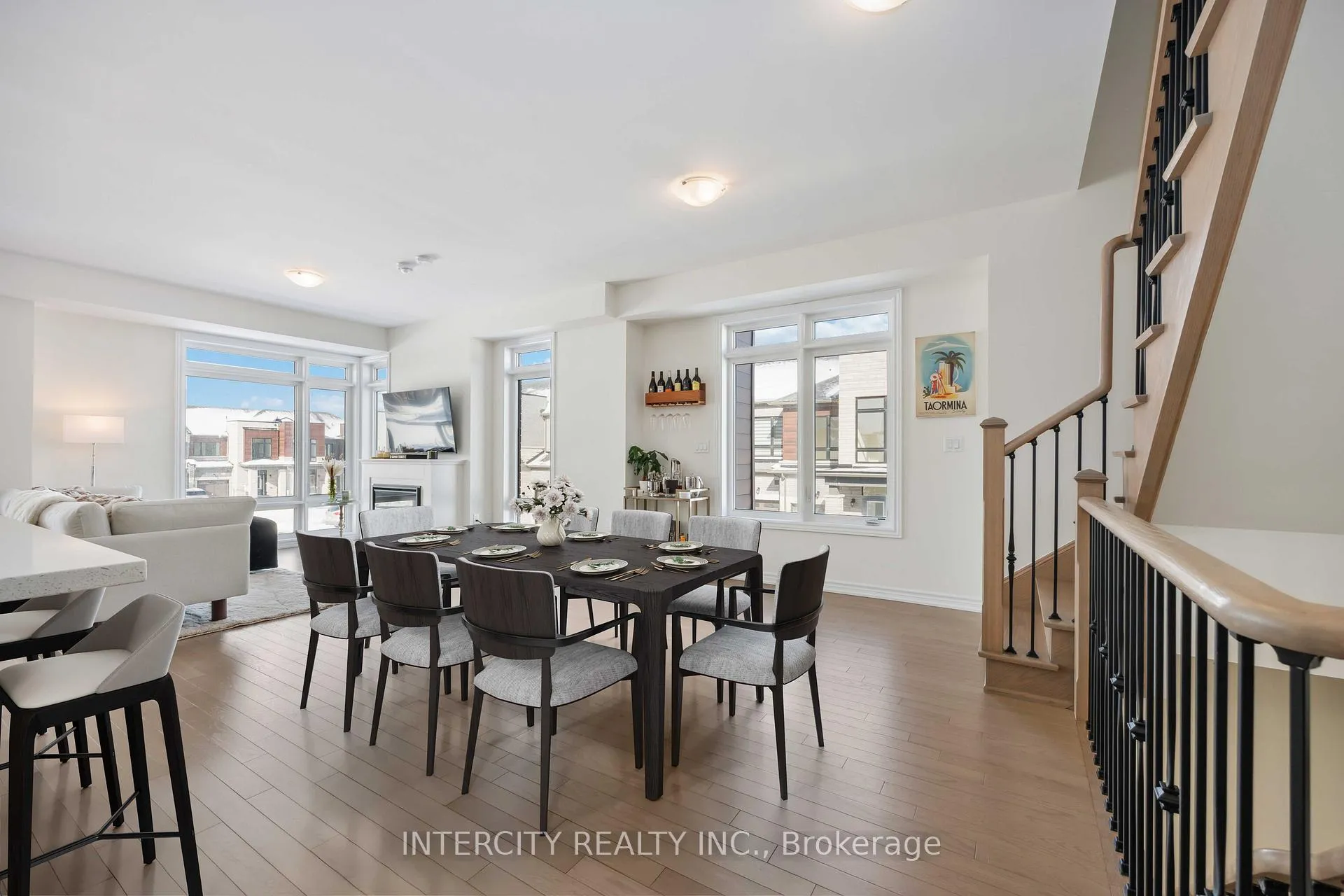 Photo 17 of 43 Griffith Street, Aurora, Bayview Northeast — HOMEH