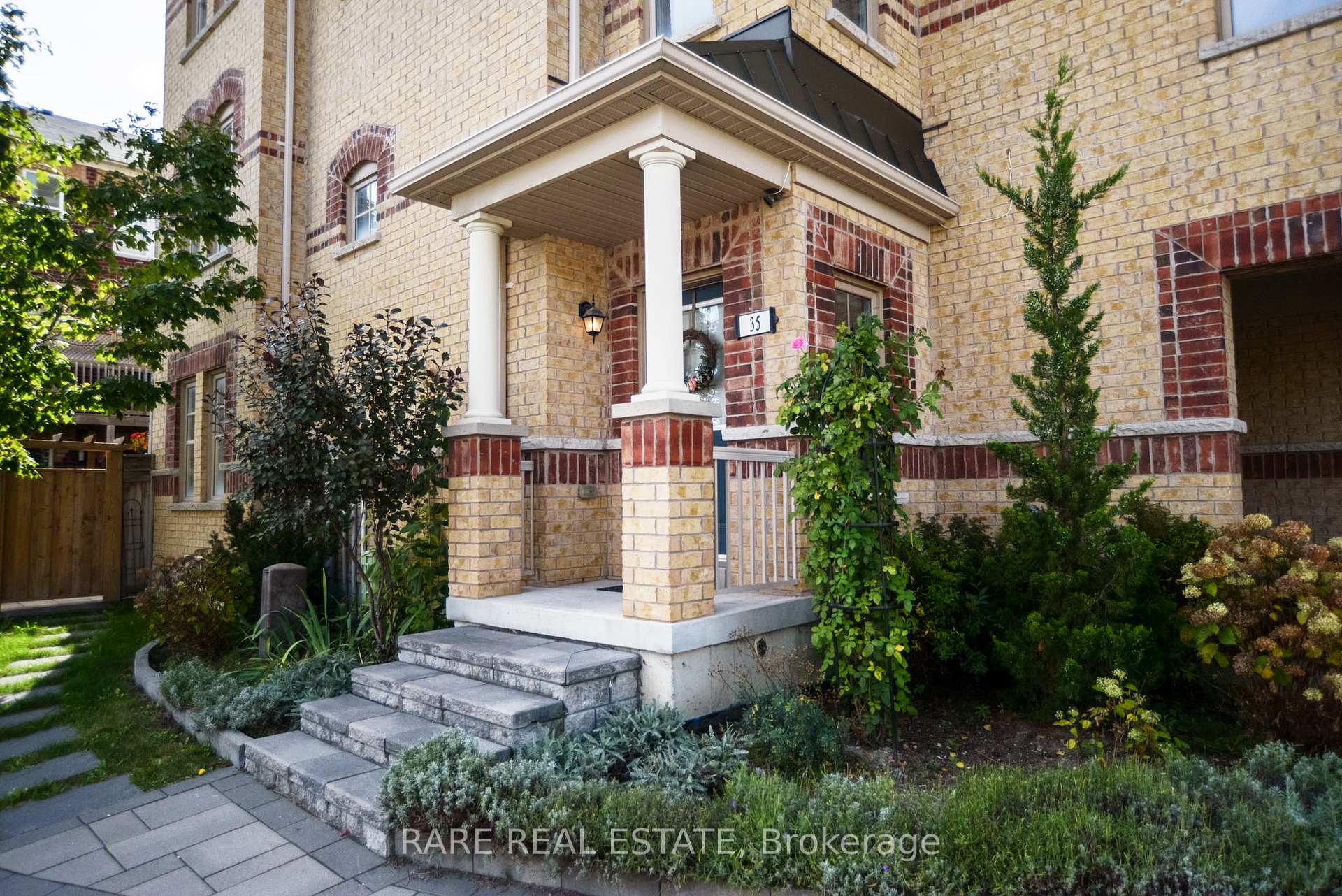 Photo 4 of Unit 35, 10 Porter Avenue W, Vaughan, West Woodbridge — HOMEH