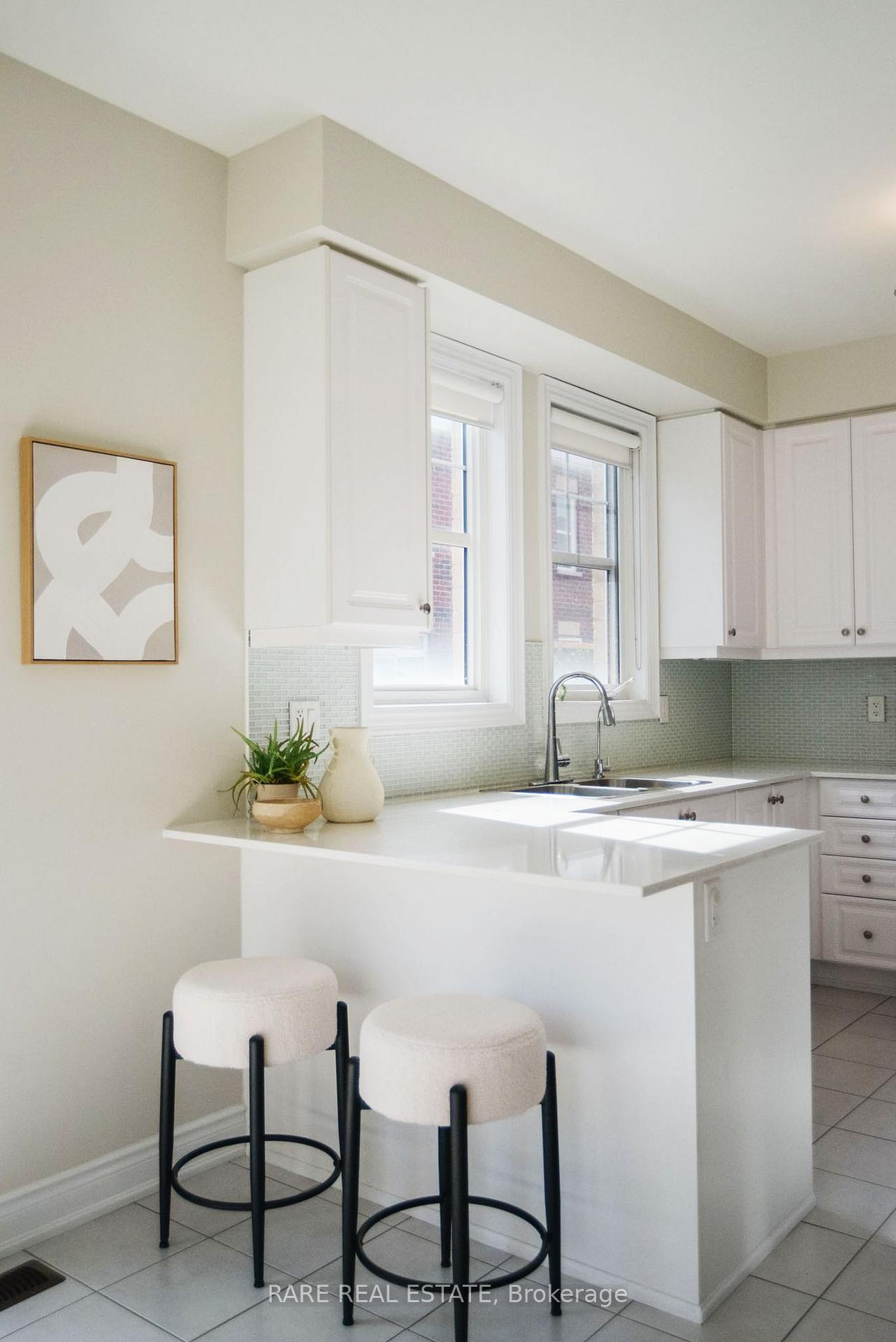 Photo 5 of Unit 35, 10 Porter Avenue W, Vaughan, West Woodbridge — HOMEH