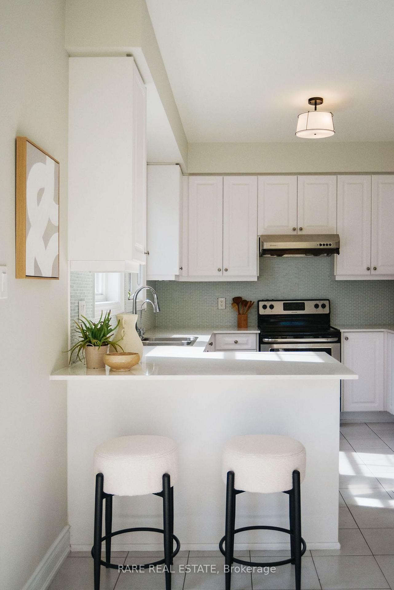 Photo 6 of Unit 35, 10 Porter Avenue W, Vaughan, West Woodbridge — HOMEH