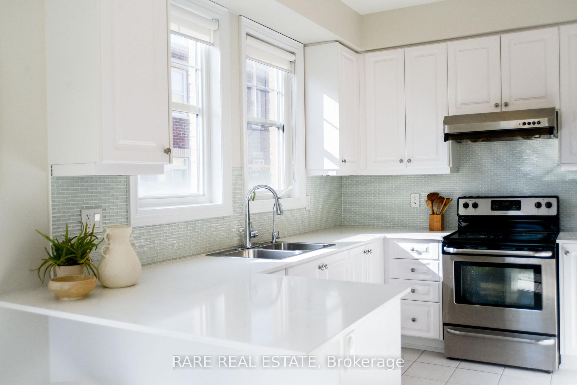 Photo 10 of Unit 35, 10 Porter Avenue W, Vaughan, West Woodbridge — HOMEH