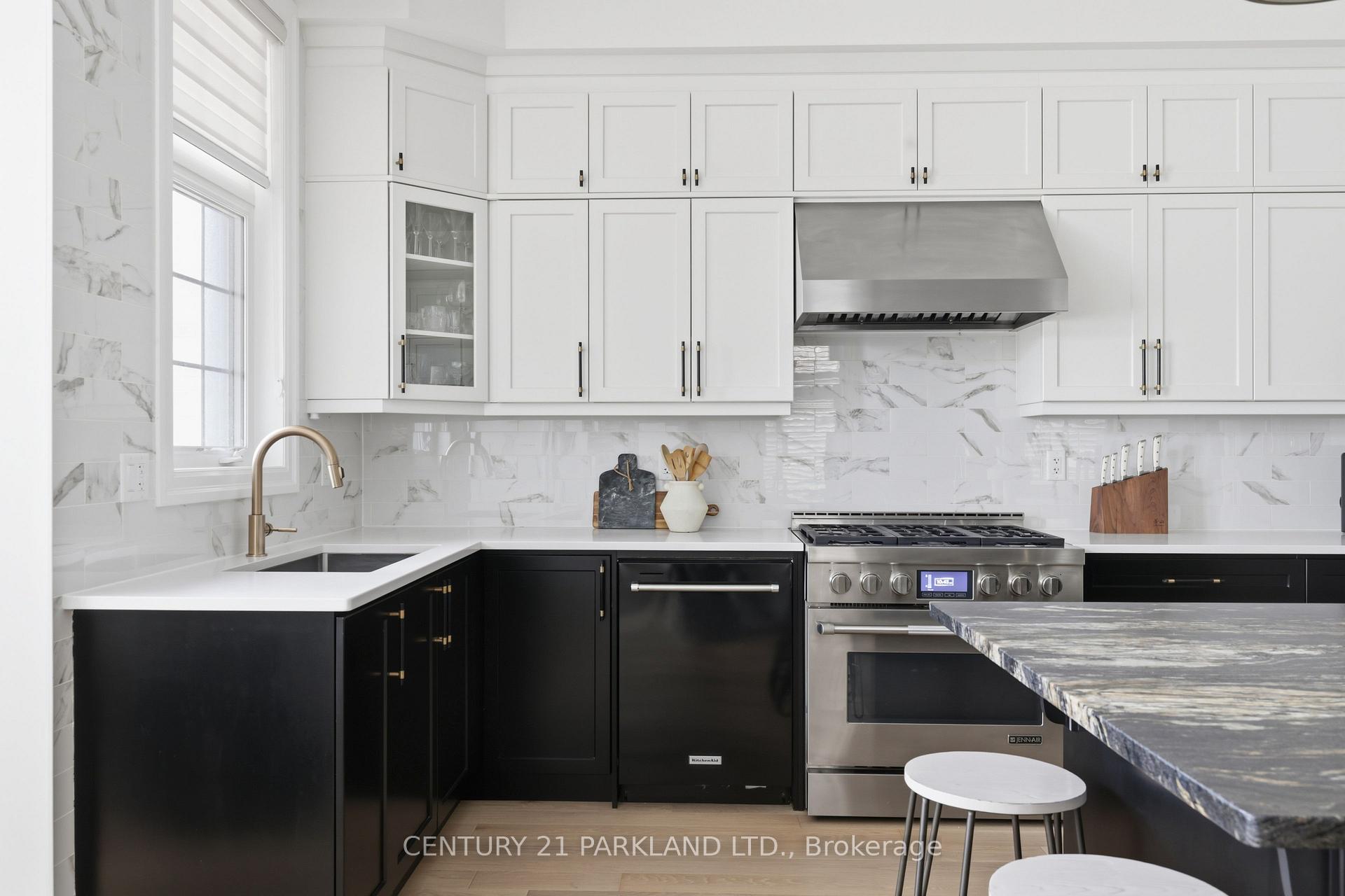 Photo 3 of 34 Chorus Crescent, Vaughan, Kleinburg — HOMEH