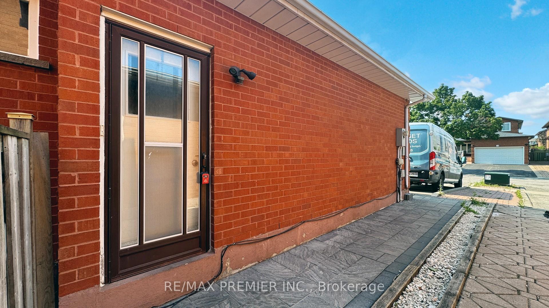 Photo 2 of 19 Jackman Crescent, Vaughan, West Woodbridge — HOMEH
