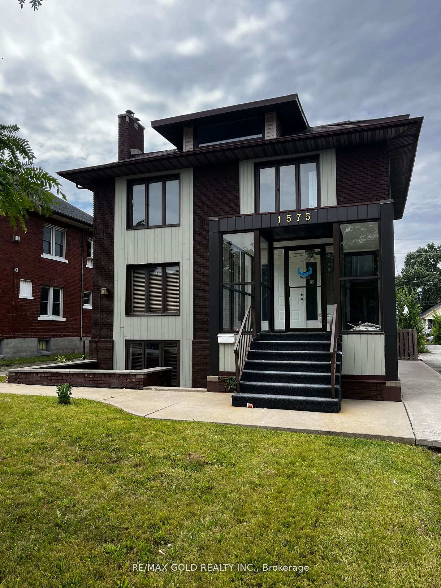 Front of 1575 Ouellette Avenue N