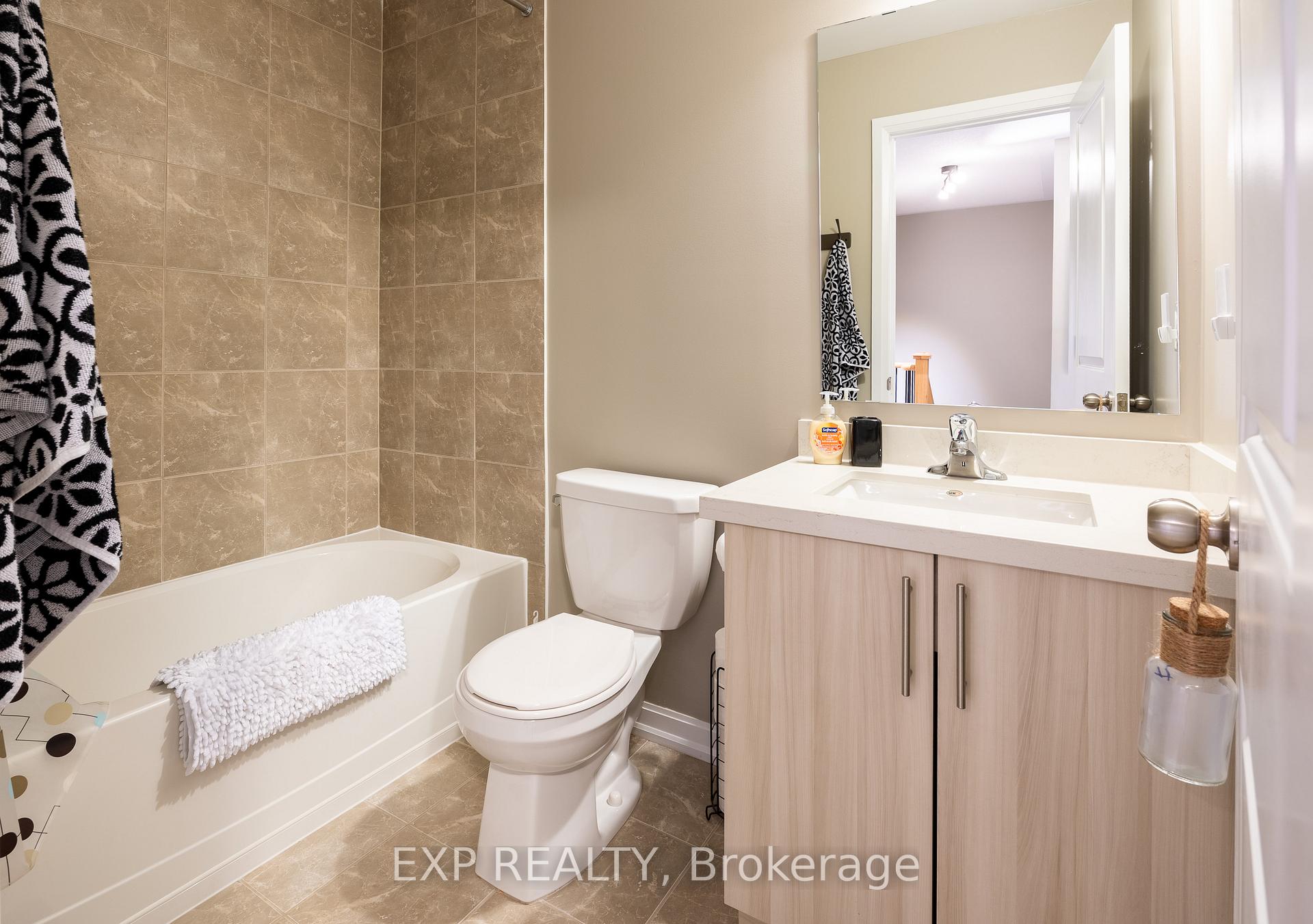 Photo 25 of 43 Longshore Way, Whitby, Port Whitby — HOMEH