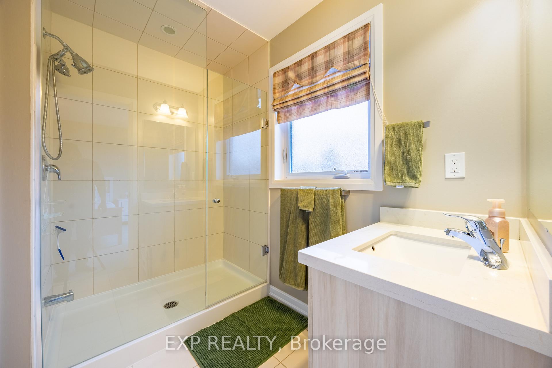 Photo 27 of 43 Longshore Way, Whitby, Port Whitby — HOMEH