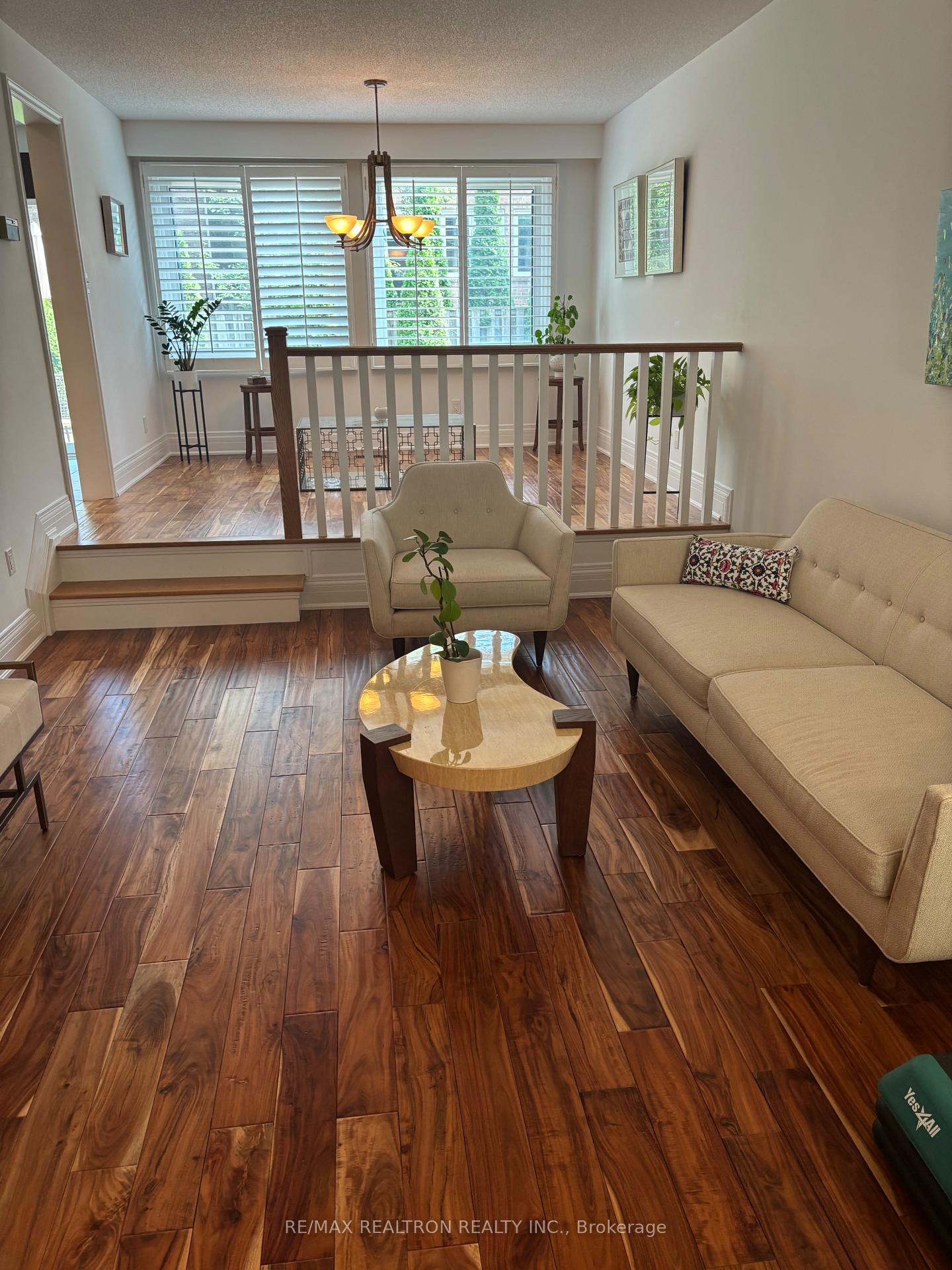 Photo 4 of 206 Glenmanor Way, Vaughan, Crestwood-Springfarm-Yorkhill — HOMEH