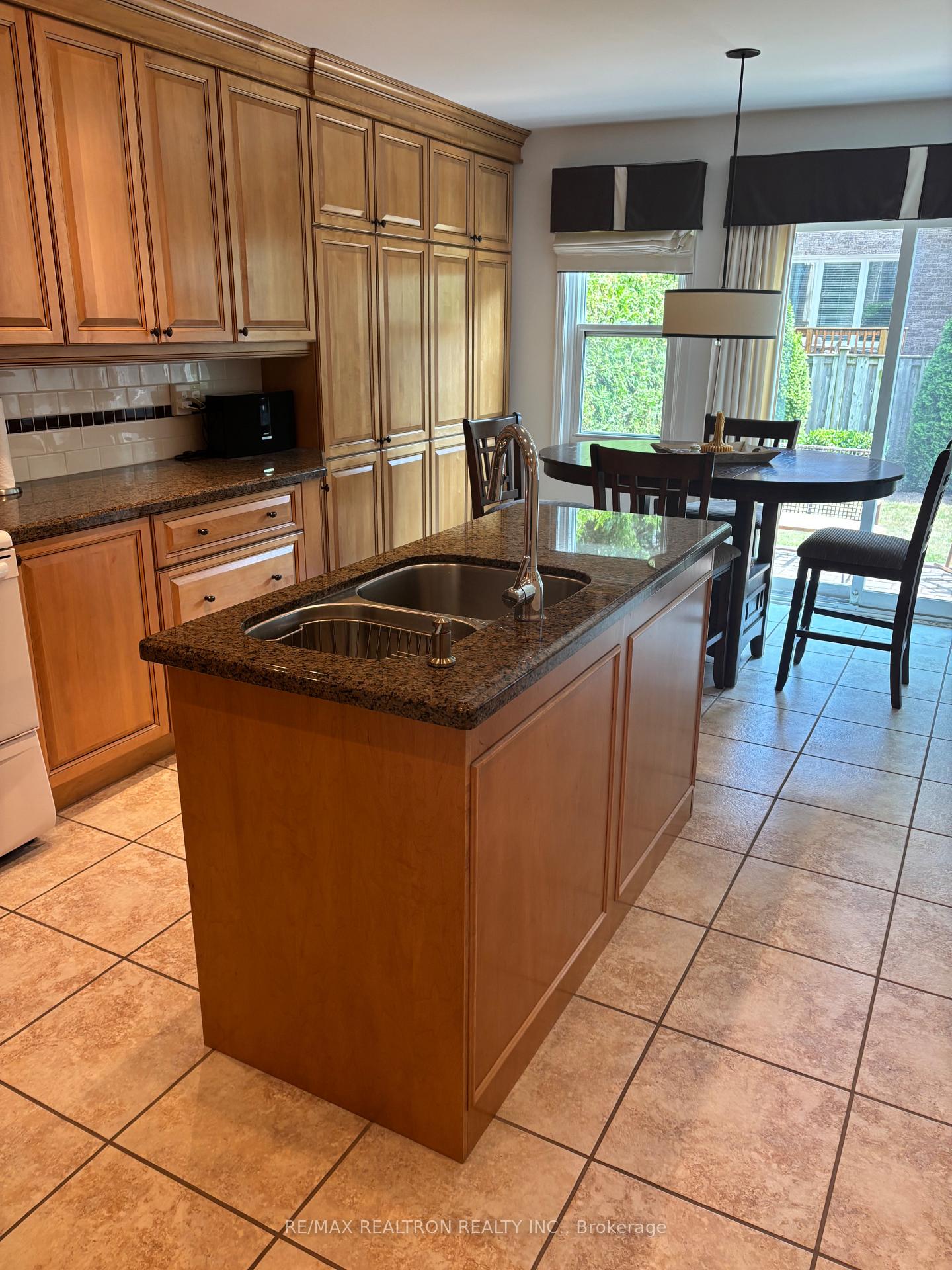 Photo 9 of 206 Glenmanor Way, Vaughan, Crestwood-Springfarm-Yorkhill — HOMEH