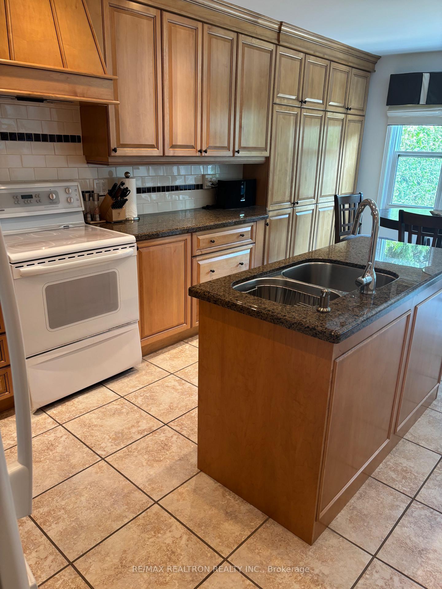Photo 10 of 206 Glenmanor Way, Vaughan, Crestwood-Springfarm-Yorkhill — HOMEH